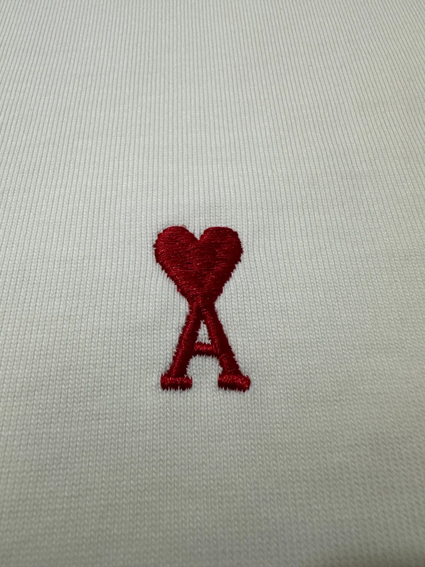 Summer New Arrival heavyweight 400g short-sleeved AMIPARIS 26ss love small logo embroidered short-sleeved T-shirt Fabric: Made of high-definition super heavyweight cotton double yarn compact Xinjiang cotton, weight 400g, with 2*2 Solona rib 420g, clean cloth surface, clear cloth texture, tight feel, stiff, high color fastness, no deformation, no Color Change, custom hardware, thread, accessories, alignment Same Style for Men and Women -Color: Black Red White White Red Apricot Gray -Size: XS S M L XL